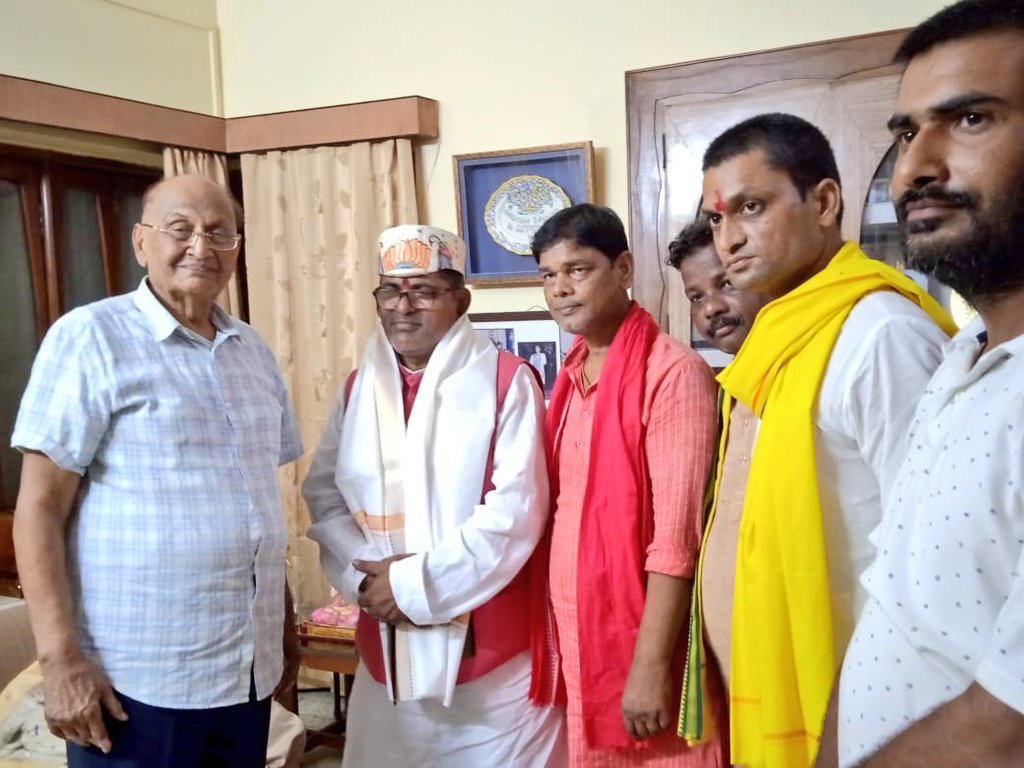 भाजपा की तरफ से बिहार विधान परिषद में नेता प्रतिपक्ष चुने जाने के बाद श्री हरि सहनी जी मेरे पटना आवास पर शिष्टाचार मुलाकात किए। श्री हरि सहनी जी को बहुत-बहुत शुभकामनाएं।