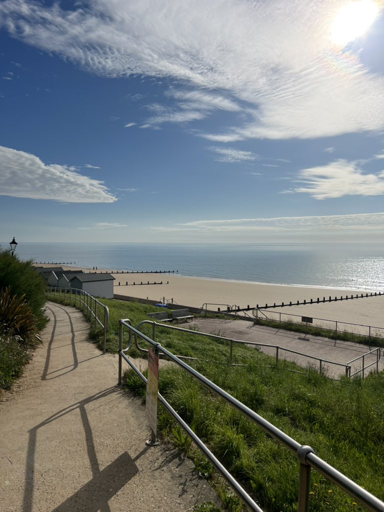 freddiecamp's tweet image. One of the perks of being self employed. Last minute decision to take the day off and visit the coast. ☀️ 🌊 #frinton #essex