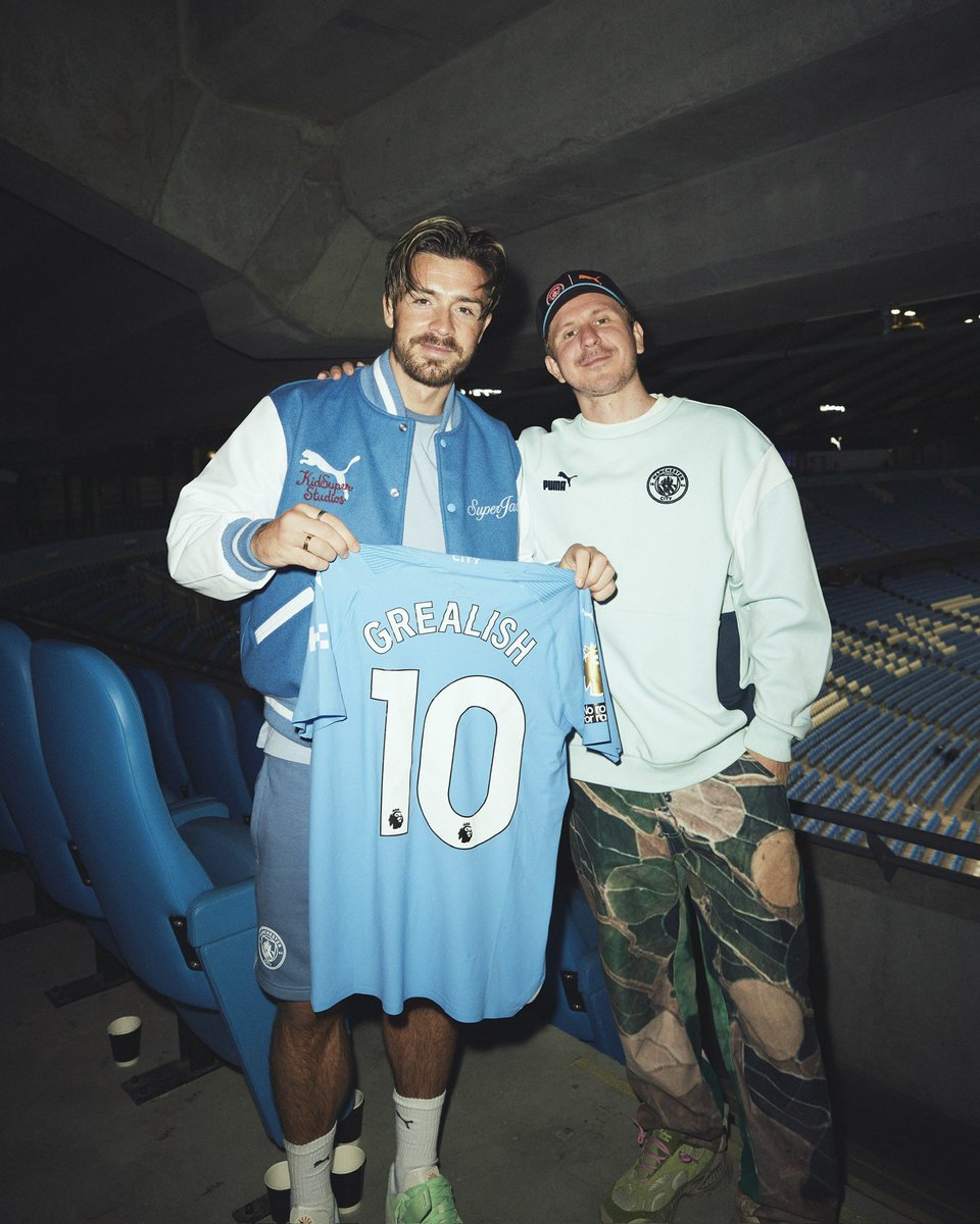 pumafootball's tweet image. New bromance unlocked? 🔓🤩

After the last @ManCity match, @KidSuper gifted a 1 of 1 treble winning jacket to @JackGrealish and got a match-worn kit in return 🔄
