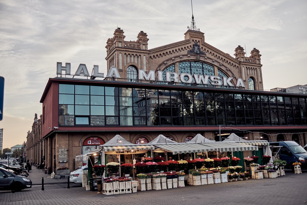 WarsawRising44's tweet photo. Look around while you're walking across WARSAW.
Many SCARS of WAR scream loud if you just s t o p and
l i s t e n.
#HalaMirowska shopping mall witnessed the execution of 510 🇵🇱civilians in the #WarsawRising1944
#NeverForget #ThereWasACity
🔹https://t.co/fJwvHXExYV https://t.co/BWRSrgMcrw