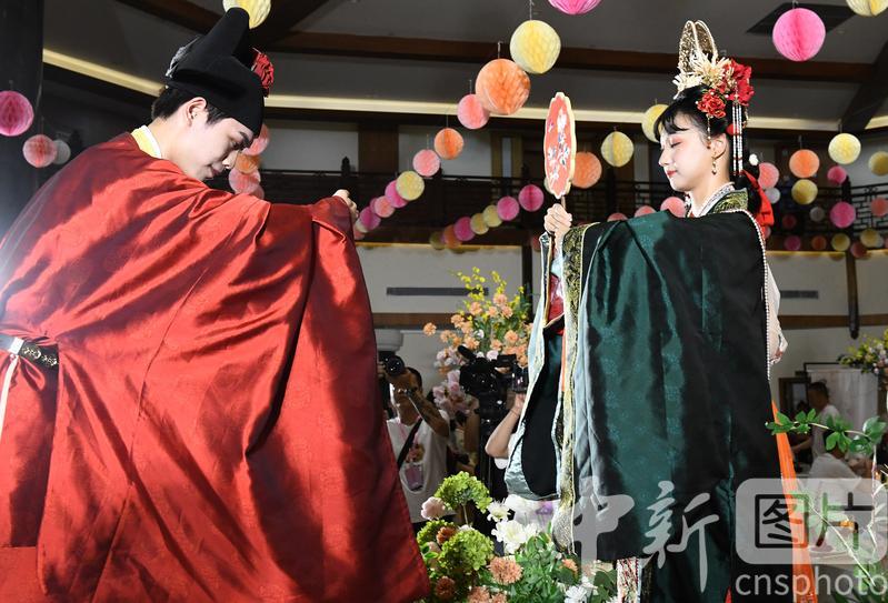 photo_cns's tweet image. A traditional Chinese wedding performance is staged in Rongchang District, southwest China’s Chongqing Municipality, August 19, 2023. (Photo by Zhou Yi/CNSPHOTO)#Chinesewedding #Chongqing