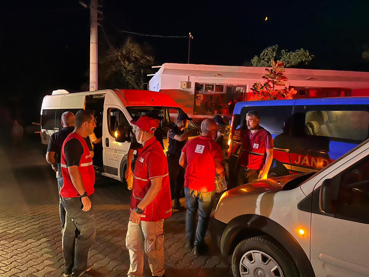 Gönüllülerimiz ve afet ekiplerimizle birlikte gece boyunca yangın söndürme çalışmalarına desteğimizi sürdürdük.

🔴#DaimaHazır