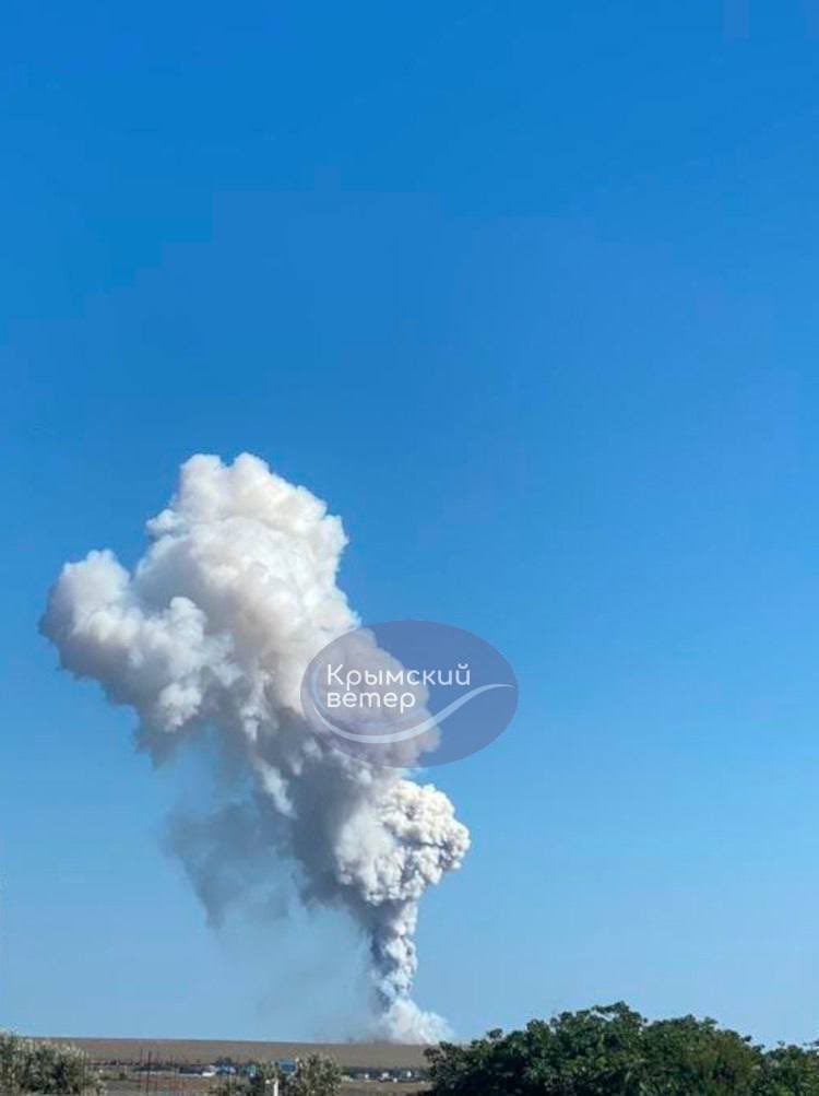 MASSIVE EXPLOSIONS IN 🇷🇺-OCCUPIED CRIMEA

⚡️⚡️⚡️ It is reported that the 🇷🇺 radar stations in the Crimean Tarkhankut have been hit.

At least 7 explosions were heard.