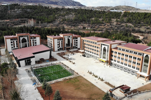 Gaziantep Şahinbey'de öğretmene silah çeken, okulun temizlik malzemelerini satan, öğrencileri tarikat yurduna götüren, öğretmenlere mobbing uygulayan okul müdürünü şikayet eden müdür yardımcısı görevden alındı. (Halk TV)