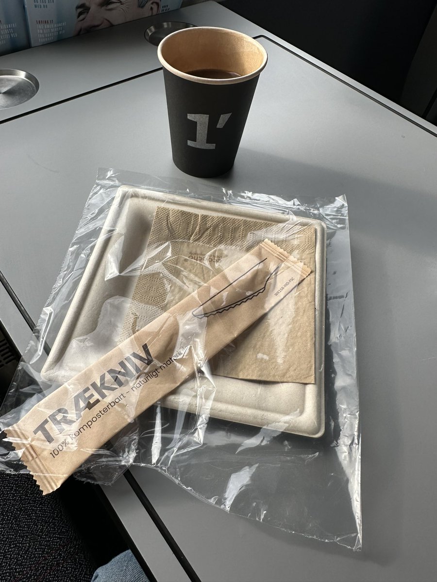 TMWestergaard's tweet image. 100 % compostable plate and knife Beautiful wrapped in single use plastic……..