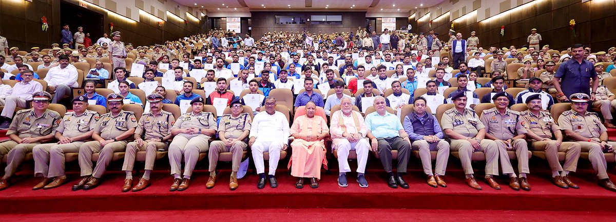 myogiadityanath's tweet photo. उत्तर प्रदेश पुलिस भर्ती एवं प्रोन्नति बोर्ड के अंतर्गत निष्पक्ष एवं पारदर्शी चयन प्रक्रिया के आधार पर कुशल खिलाड़ी कोटे में चयनित 233 आरक्षियों को आज लखनऊ में नियुक्ति-पत्र वितरित हुआ।

@Uppolice का हिस्सा बनने पर सभी खिलाड़ियों को बधाई व शुभकामनाएं!

आप सभी का हार्दिक अभिनंदन! https://t.co/IQCkMJw9uS