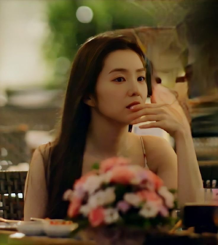 𝐄𝐥𝐞𝐠𝐚𝐧𝐜𝐞 𝐩𝐞𝐫𝐬𝐨𝐧𝐢𝐟𝐢𝐞𝐝: Irene's visual grace leaves a trail of enchantment wherever she goes.