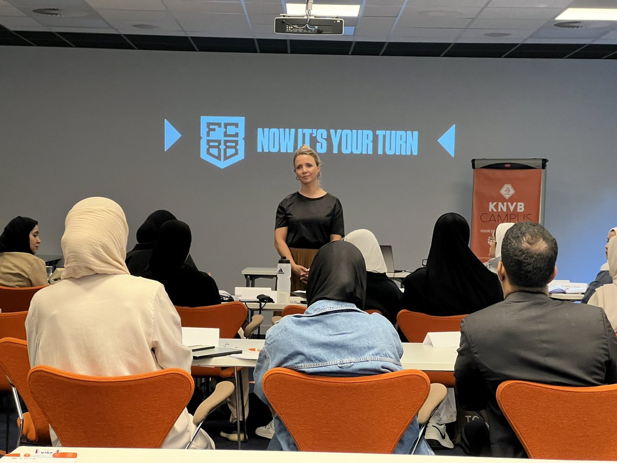 Day 2 of the Sharjah Sports Leadership Programme @knvbcampus on sports marketing with Professor @henryrobben and @nbekkers 😊⚽️🎾🏀