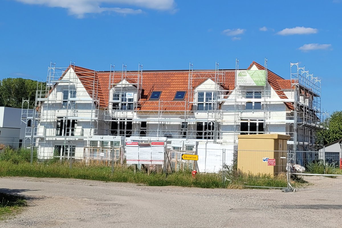 C'est très confidentiel, donc ce n'est pas de nous que vous apprendrez que Vosgelis va inaugurer ses premiers logements locatifs en Alsace en juin 2024. Ni qu'il s'agit de 42 appartements acquis auprès de @nexity et situés à Wissembourg (67). On n'a aucune info 😉