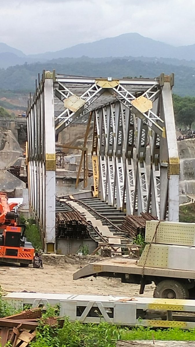 NELiveTV's tweet photo. Latest Pictures: Mizoram rail bridge mishap update; 26 Dead, 2 injured
#Mizoram #railbridgecollapse #sairang #latestpictures #northeastlive https://t.co/Tw8vkmlzeg