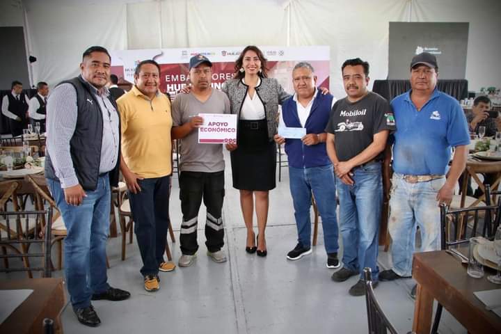 AngieAlvaradoJ's tweet photo. Seguimos destinando recurso 💯% Municipal, para conservar y preservar nuestras tradiciones 🫶🔝. 

Me dio mucho gusto apoyar a la Comisión Central de la Capilla de San Juan de los Lagos del #CuartoBarrio 🤗, con 20 mil pesos 😎 para el desarrollo de su fiesta patronal ✔️. 

Con estas acciones, seguiremos haciendo más grande a nuestro bello #HuejotzingoPuebloMágico ♥️.