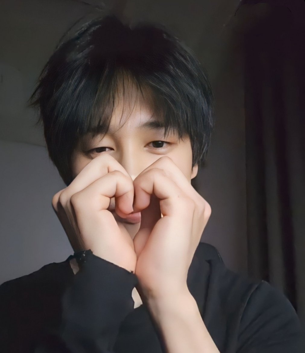 pied_piperxjm's tweet photo. Nunca olvidaré el 3 de Abril de este año, nunca olvidaré los nervios, la emoción y la felicidad cuando *ese* post salió anunciando qué Jimin había logrado el #1 en el Hot 100. Todo mi inicio estaba como loco, estábamos llorando, estábamos celebrando, JM hizo historia ese día 😭😭 https://t.co/SwZyrwgMhL