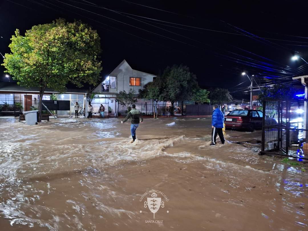 luisvil71's tweet photo. 🚨#ACTUALIZACIÓNEMERGENCIA:Se informa que la ciudad de Santa Cruz, se encuentra con un 90% de inundaciones. 

A esta hora, trabaja personal de los equipos municipales, bomberos, carabineros y militares del Regimiento N.º 19 de Colchagua, https://t.co/w3IL4TTOyA