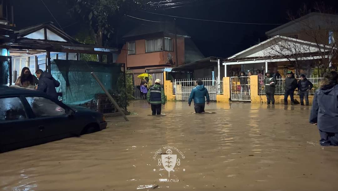luisvil71's tweet photo. 🚨#ACTUALIZACIÓNEMERGENCIA:Se informa que la ciudad de Santa Cruz, se encuentra con un 90% de inundaciones. 

A esta hora, trabaja personal de los equipos municipales, bomberos, carabineros y militares del Regimiento N.º 19 de Colchagua, https://t.co/w3IL4TTOyA