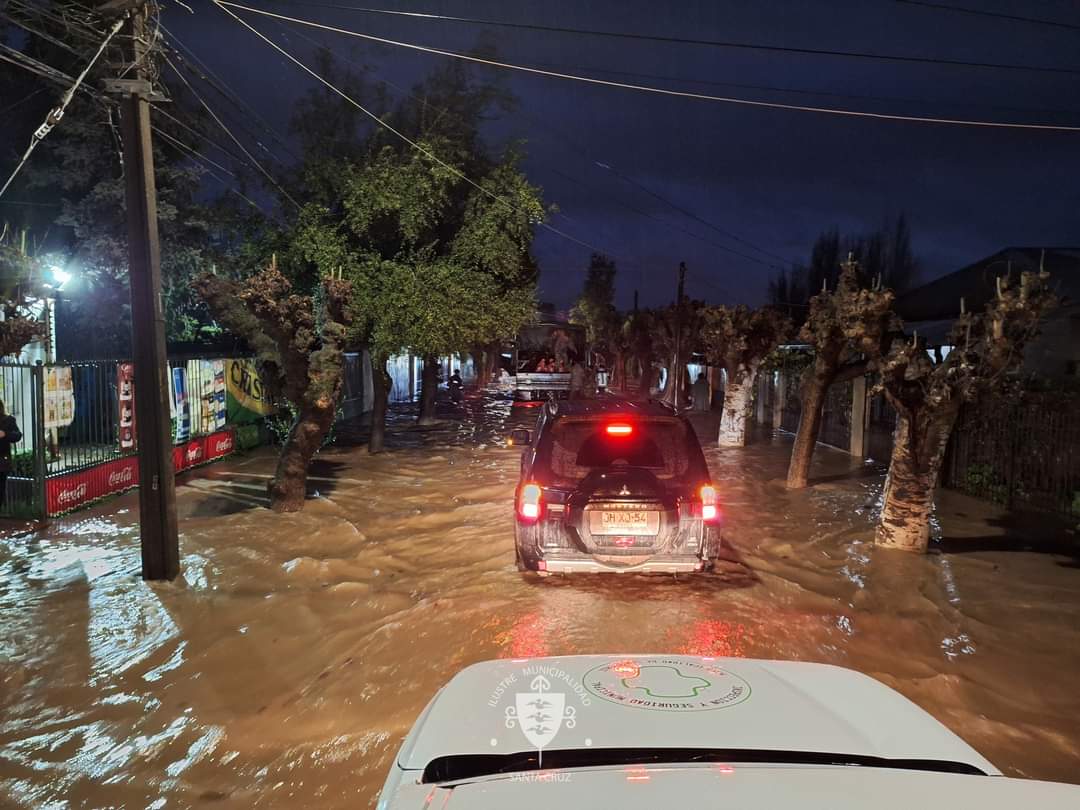 luisvil71's tweet photo. 🚨#ACTUALIZACIÓNEMERGENCIA:Se informa que la ciudad de Santa Cruz, se encuentra con un 90% de inundaciones. 

A esta hora, trabaja personal de los equipos municipales, bomberos, carabineros y militares del Regimiento N.º 19 de Colchagua, https://t.co/w3IL4TTOyA