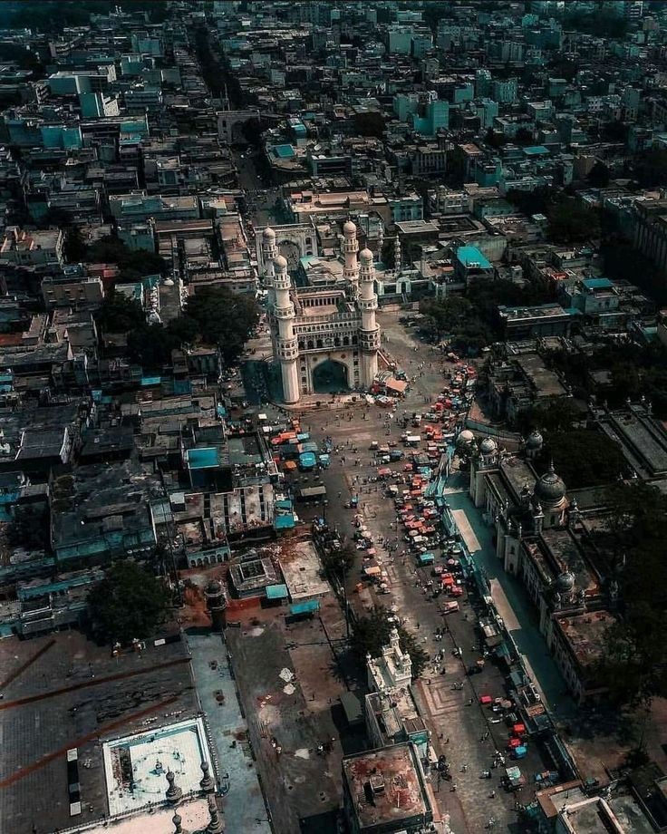 #Asslamu_Alaikum__________

किसी  कमसिन  से  मिलना, 
देह   के   बाज़ार  में  जाकर,
बाज़ार  में  इज़्ज़त  की, 
उसकी  कितनी  कीमतें  लगाते  हैं ।।

रुकना  कभी  कोई  हादसा अगर, 
दिख   जाये   रस्ते   पर, 
'प्रेम' देखूँगा  तेरे  किताबी  आदर्श, 
किस  दिन  काम  आते  है !!

#AzaanPrem✍️