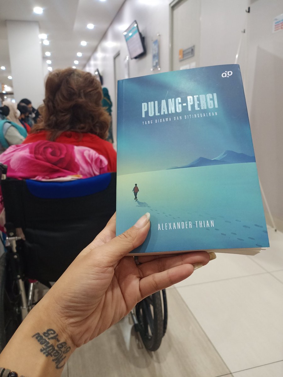 Hi_Clooooooo's tweet photo. Memilih apa yang akan terus dibawa hingga hari depan dan meninggalkan apanyang memberatkan langkah di perjalanan. -Alexander Thian- #pulangpergi #Novel #alexanderthian https://t.co/ByEP5KwdxM
