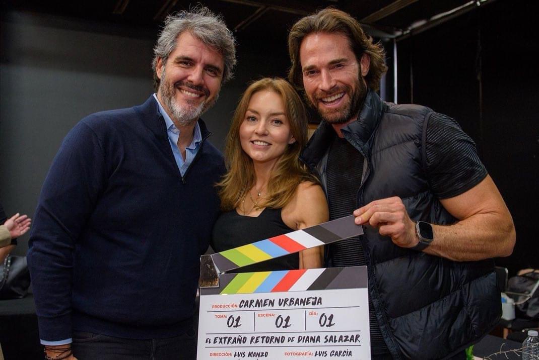 CeaTelevisa's tweet photo. ¡Que gusto recibirlos en casa, su escuela! Les deseamos el mayor de los éxitos en #ElExtrañoRetornoDeDianaSalazarVIX @Anboy88 @sebastianrulli @arapmx @loregraniewicz @ptoyos @rociodsantiago @pao_dives @amhedgreenday  @soyanasaenz 

#OrgulloCEA ❤️❤️👏🏻👏🏻 https://t.co/5Mluyjvagm