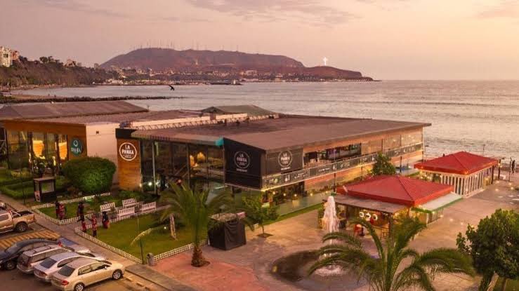 EnriqueDelucchi's tweet photo. QUE PAYASOS!!!
Se roban la playa, les “dan” permiso para un centro deportivo “Sport Point”, ilegalmente municipio distrital cambia zonificación (eso es chamba de @MuniLima) y pone varios restaurantes. Y el @Poder_Judicial_ se cagan en todos. A #Barranco le siguen metiendo la mano https://t.co/XYDpemhiNg
