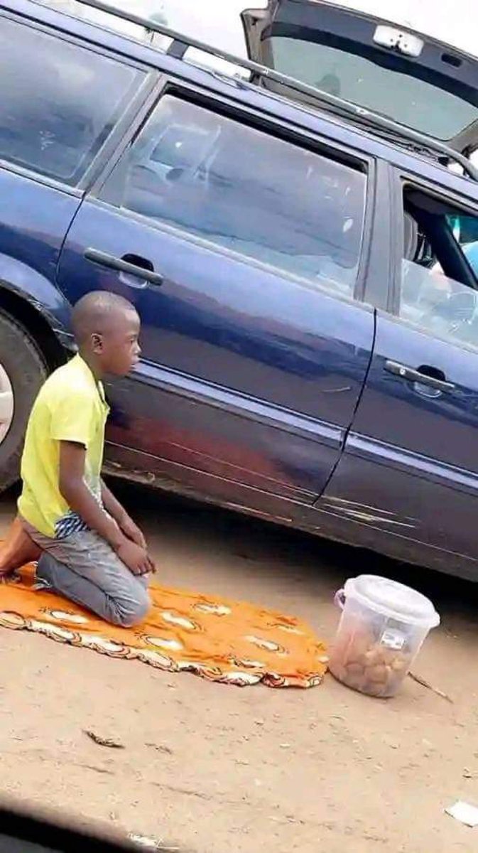 Little boy selling food on street stops to pray 🥀 

May Allah provide him with sustenance 🤲🏾