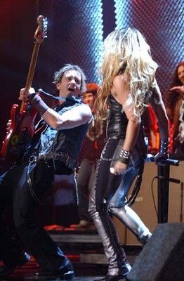 darJon8824's tweet photo. Como olvidar este magnífica presentación de @shakira cuando fue parte del homenaje a #Erosmith su presentación fue otra onda super cool 🤙🤟🔥 https://t.co/jhGopShWbf