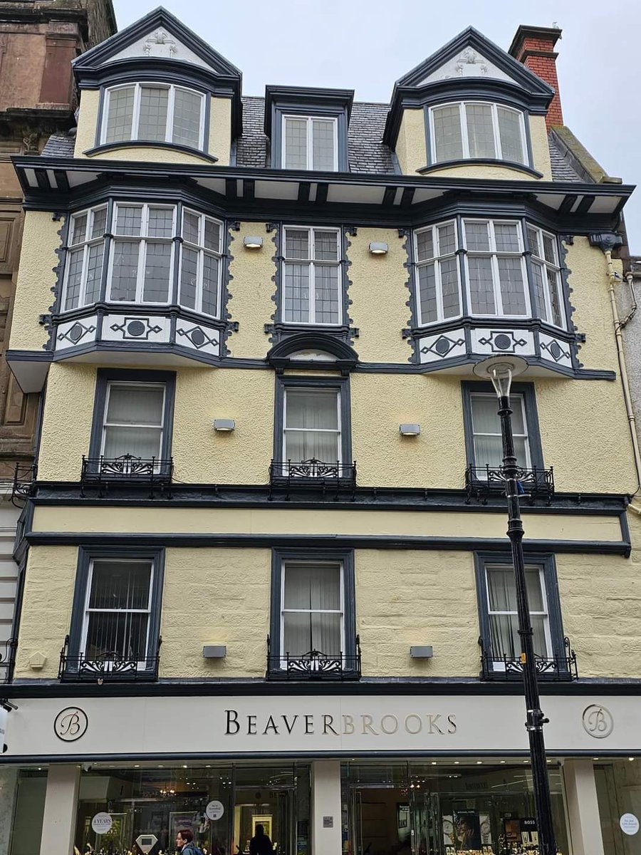 #WindowsWednesday this fine building is in the Murraygate Dundee