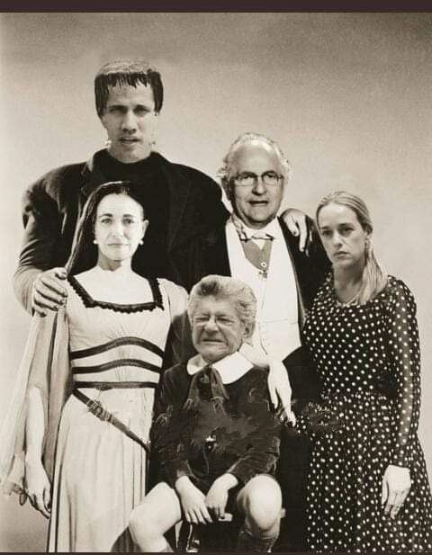 SoLimaC1's tweet photo. La nueva familia Adams del 2023 🤣 ayy papá se tomaron la foto con la pavosa Marilin 🤣 #NoTeVistasQueNoVas #ElQueVaEsNicolas @dcabellor @MAZODANDOANDO1 @NicolasMaduro https://t.co/cJC4fHu8mW