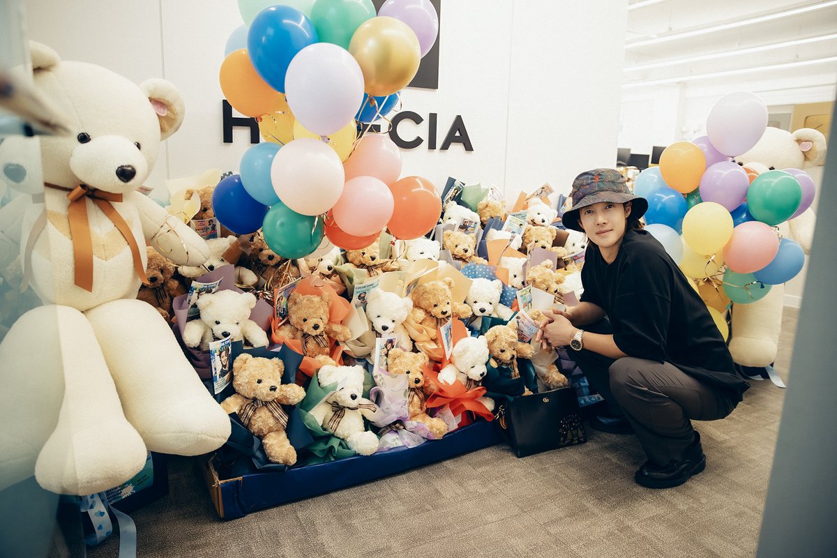 회사에 들어오니 너무 귀엽고 이렇게 많은 곰 인형들이 와있어요~!
며칠 마음껏 감상하고 팬 여러분들의 따듯한 마음이 담긴 선물을 따듯한 보살핌이 필요할 아이들에게 직접 전달해 볼까 생각이 드는데.. 팬 여러분도 흔쾌히 이해해 주시겠죠? 오랜만에 동심을 찾게 해주셔서 감사합니다.