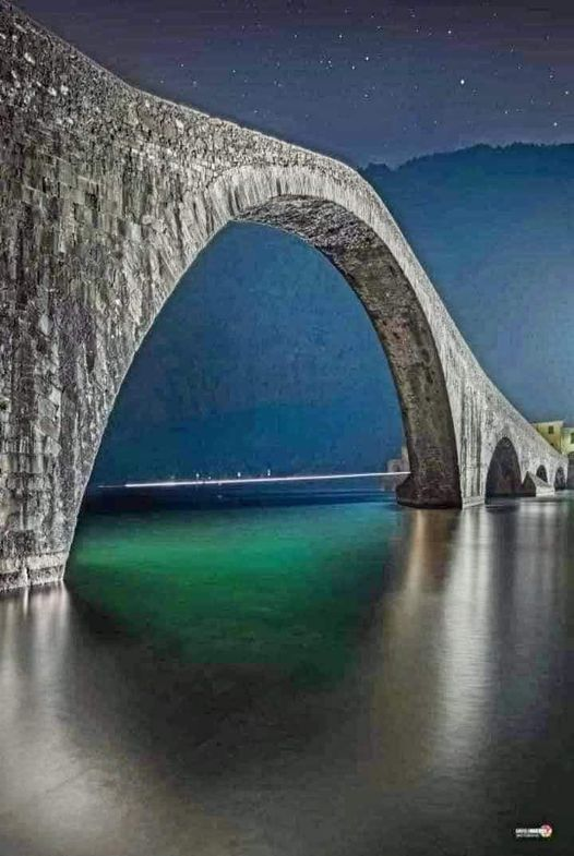 Il ponte della Maddalena scavalca il fiume Serchio nei pressi di Borgo a Mozzano, in provincia di Lucca .E' un'eccezionale opera di ingegneria medioevale, probabilmente voluta dalla contessa Matilde di Canossa.Il ponte deve il nome ad una edicola, che custodiva al…