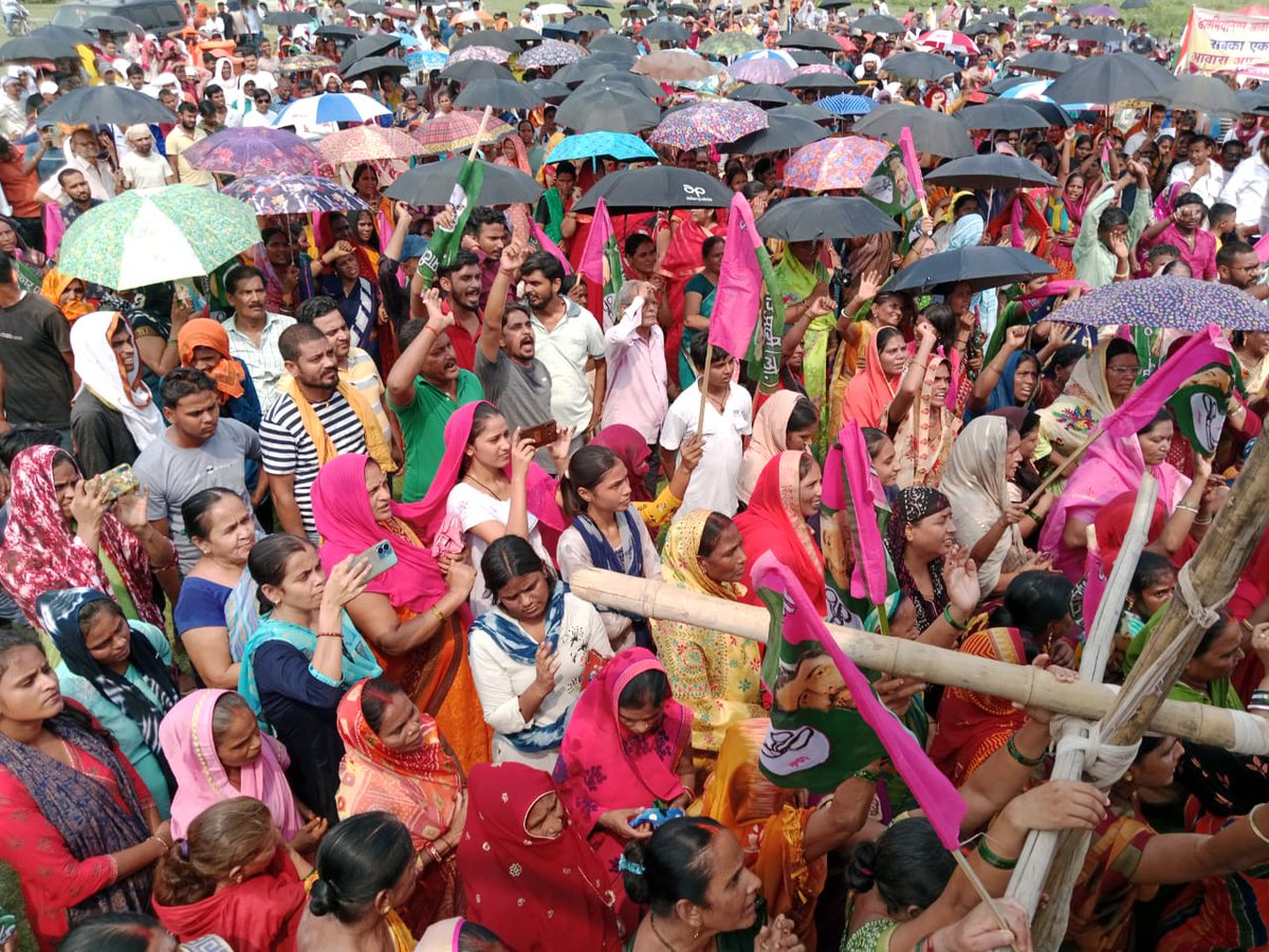 GaganGlory's tweet photo. #JusticeForDalmianagarPeoples
#SaveDalmianagarQuarters
#Gharmatchhino 
बारिश के इस मौसम में 20000 लोगो के सिर के ऊपर से छत छीन उन्हें बेघर कर देना, 
क्या यह न्यायसंगत है ?
क्या कोई नहीं है, डालमियानगर के लोगो को न्याय वाला ?
@shubhankrmishra
@RealArnab_ 
@ravishndtv https://t.co/mGvaGxdIx2