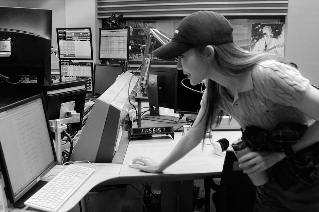 💯🥰❤ Yoo InNa  Behind the scenes 🎶🎙🎧 Special DJ 💖 Unique Brunch Cafe 📻
#YooInNa #유인나 
👉yg_stage instagram
instagram.com/p/CwRW-rcxVoO/…