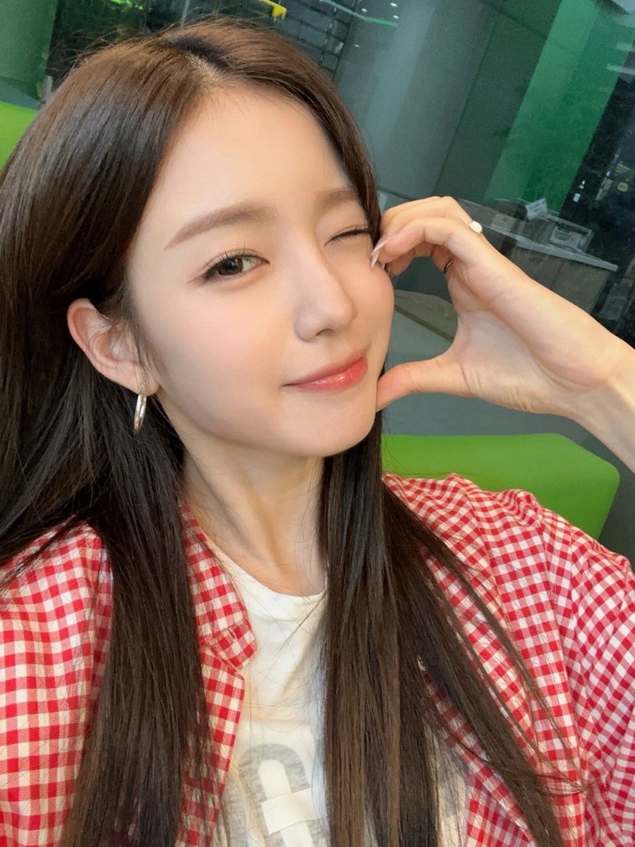 WOOAH_HM's tweet photo. [#우연]
오늘 더 행복하자아❤️
이 사진 보니까 샌드위치 먹고 싶다 ㅎ_ㅎ

#wooah #우아 #WOOYEON https://t.co/ot0YD2MPEr