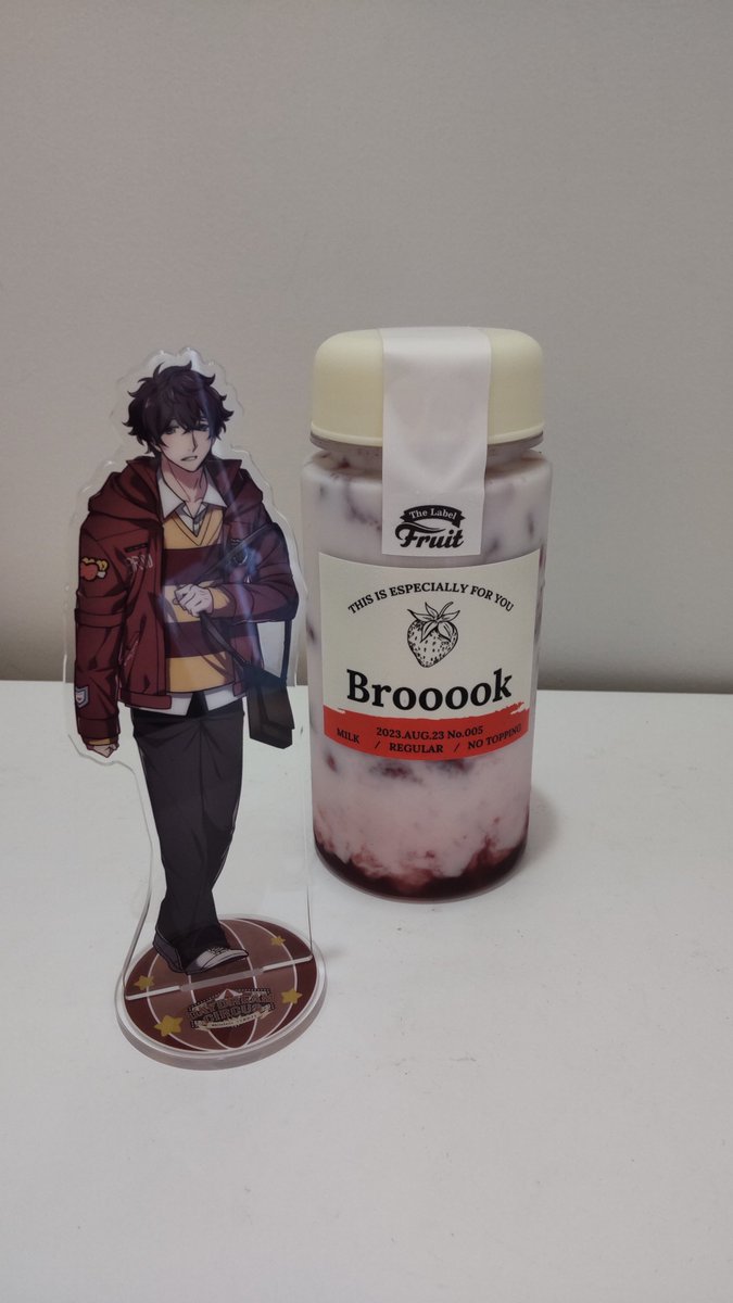 Stpr0810's tweet photo. 友達と原宿来たンゴ〜！
すとぷりやってたし、飲み物Brooookに関係してるもの買えたー！！✨
2枚目、きんとき持っていかなくて悔しい... https://t.co/b4cgoRxXtk