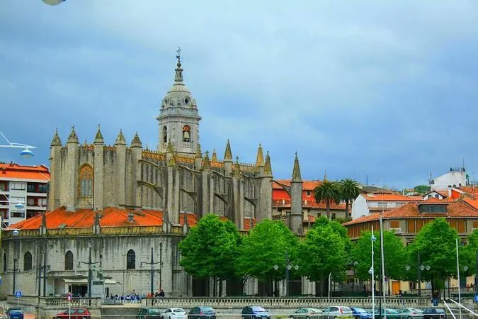 HOTELESnet's tweet photo. Ubicado a orillas del mar #Cantabrico, el marinero pueblo de #Lekeitio es siempre un magnífico destino para disfrutar en cualquier momento del año, pero sobre todo en los meses de #verano 
Más información y reservas👇 https://t.co/AZuBFaVLnh 
#Bizkaia #Euskadi 
@LekeitioTurismo https://t.co/nCw98Y4c3z