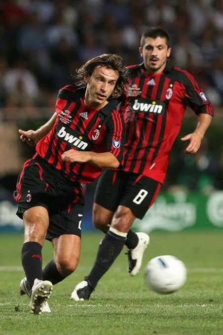 Gattuso: "Pirlo berwajah malaikat, tapi dia benar-benar bajingan. Suatu hari, saya sedang makan di pusat pelatihan dan mendapat nasib buruk karena lupa ponsel saya di atas meja. Pirlo mengambilnya dan mengirimkannya SMS ini kepada presiden AC Milan: "Presiden yang terhormat, jika