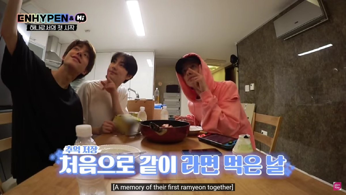 heeseungcokr's tweet photo. Q. how do you do while living at the dorm? #heeseung 
🦌 (bc jake says he'll deliver/order food for his younger brothers' so they don't skip meals) then i'm also a younger brother [laughs] i'm eating well what jake ordered, so i feel like i'm older while working, https://t.co/Xr3zEzdqMr