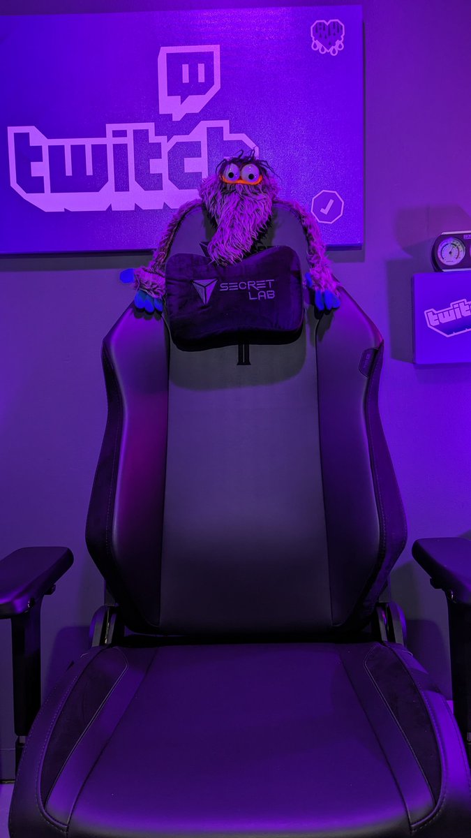 P4sC4Ltv's tweet photo. Patrick trouve que la #secretlab lui va à merveille merci @secretlabchairs https://t.co/t8jqUbUXOF