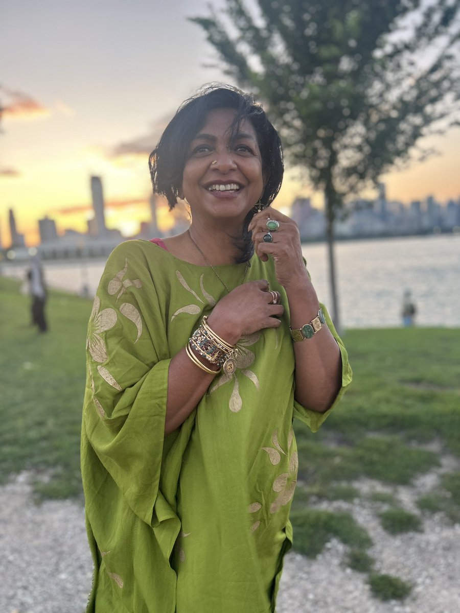 SoooMD's tweet photo. #ChicagoSkyline- Magnificent #Chicago. The cradle of activism & social justice. A break from a busy schedule @InterfaithWorld With friends & colleagues #Shilla - Ugandan politician, running for office. And Rev. Evangeline- Indian #Dalit, gender & justice advocate❤️ https://t.co/4tmO89vvlb