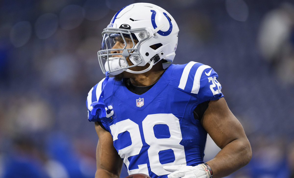 jasrifootball's tweet photo. 𝐑𝐔𝐌𝐎𝐑𝐒: The trade offers coming in for #Colts star RB Jonathan Taylor are "Higher than expected” per @TheDestinAdams 

Whoever trades for Jonathan Taylor will also need to extend him..wonder who will trade a 1st round package + pay that.

Maybe the #Bears? https://t.co/dIHq9RHi7r