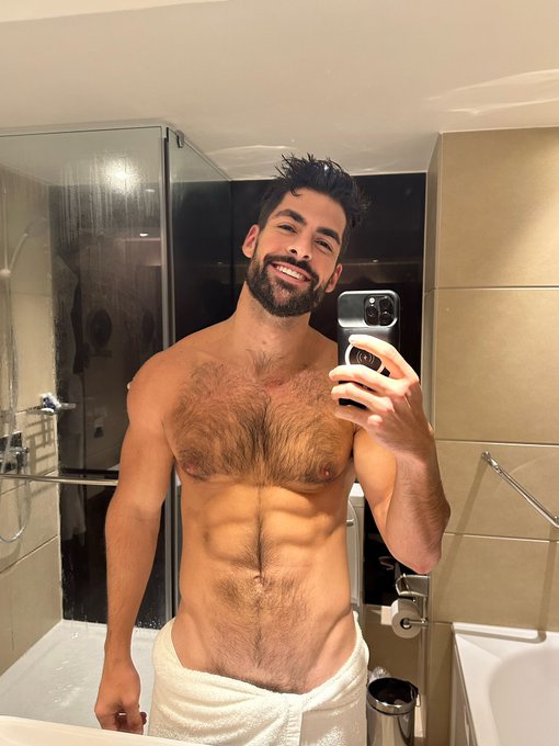 Selfie with a smile❤️✨🤗🇬🇧 https://t.co/tYi1FrH0EH