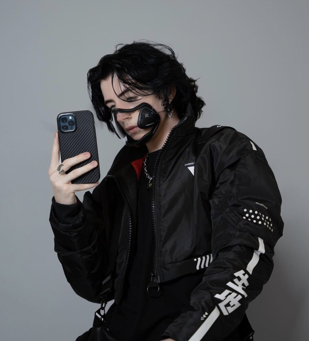 Jelli_M1's tweet photo. There's no denying black is a timeless color that never goes out of style. The Jelli Mask in Midnight is a timeless piece that completes any outfit. Not only does it look great, but it also ensures your safety and protection. You can wear it confidently, knowing you're guarded.🖤 https://t.co/QGGm7zdNng