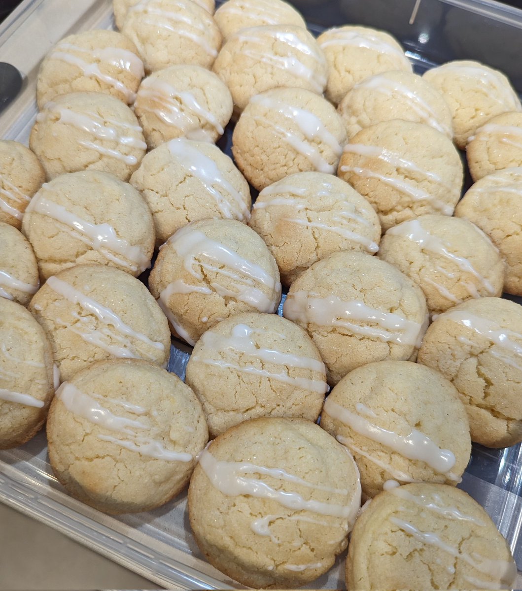 ChereeJoseph's tweet photo. Chewy Lemon Sugar Cookies with a streak of lemon glaze. Recipe from https://t.co/S2TB3ns37v #lemonsugarcookies https://t.co/g3uRxyHRL5
