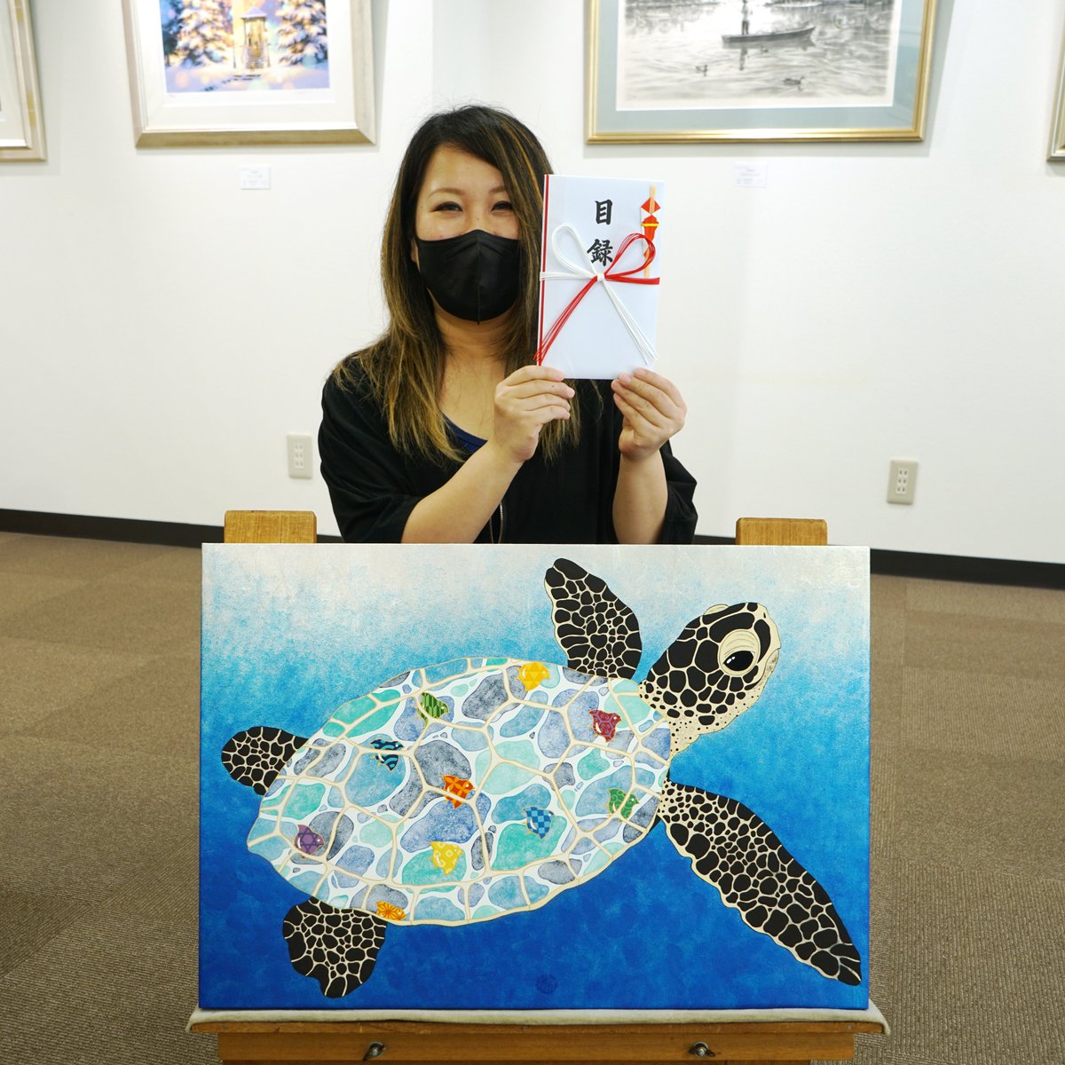 art_shibayama's tweet photo. 『SPLASH4ー神奈川ゆかりの作家たちー』のオーディエンス賞を獲得された古屋麻里奈先生ご来社中です!
受賞にあたり、弊社からささやかな御品を贈らせていただきました😊
改めまして、『SPLASH4ー神奈川ゆかりの作家たちー』にご協力いただきました皆様、ありがとうございました!#SPLASH4 #古屋麻里奈 https://t.co/W9HUdyAKbU