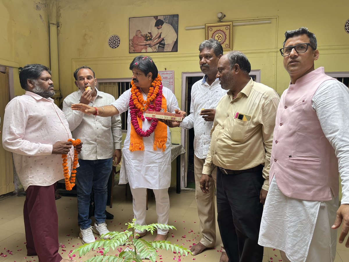 Lalit4Bjp's tweet photo. एक जननेता और हवामहल के सजग प्रहरी @manishpareek23  जी को जन्मदिन की बधाइयाँ देने वालों का ताँता लग रहा है 
#manishpareek https://t.co/pQLJnVIMSV