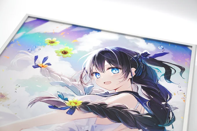 The art of the radiant beauty, reminiscent of the aurora, changes its hues depending on the angle of view and the way the light hits it, showcasing various forms of beauty. 