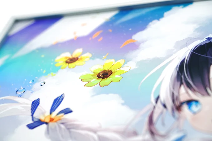 The art of the radiant beauty, reminiscent of the aurora, changes its hues depending on the angle of view and the way the light hits it, showcasing various forms of beauty. 