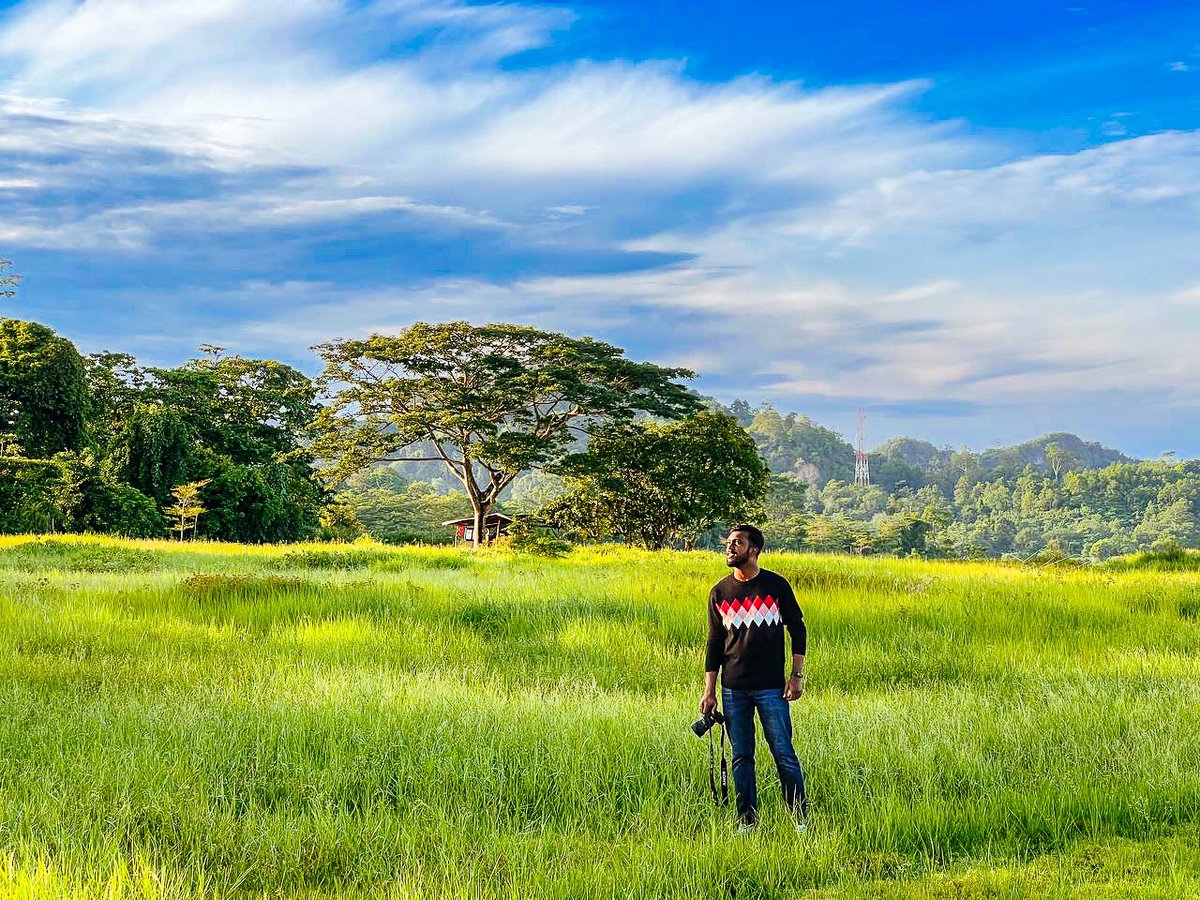 Navinsb96's tweet photo. When the world pauses, and it's just me and the beauty around ๐โค๏ธ
Pov - Unatharuginil uyirurugidum neram | Kaatrilekaalgal midhakkindrathe ๐๐ถ
#pradeepkumar #pradeepkumarsongs #perlis #perlistimahtasoh #boomiyil https://t.co/gCmCS0MLlL