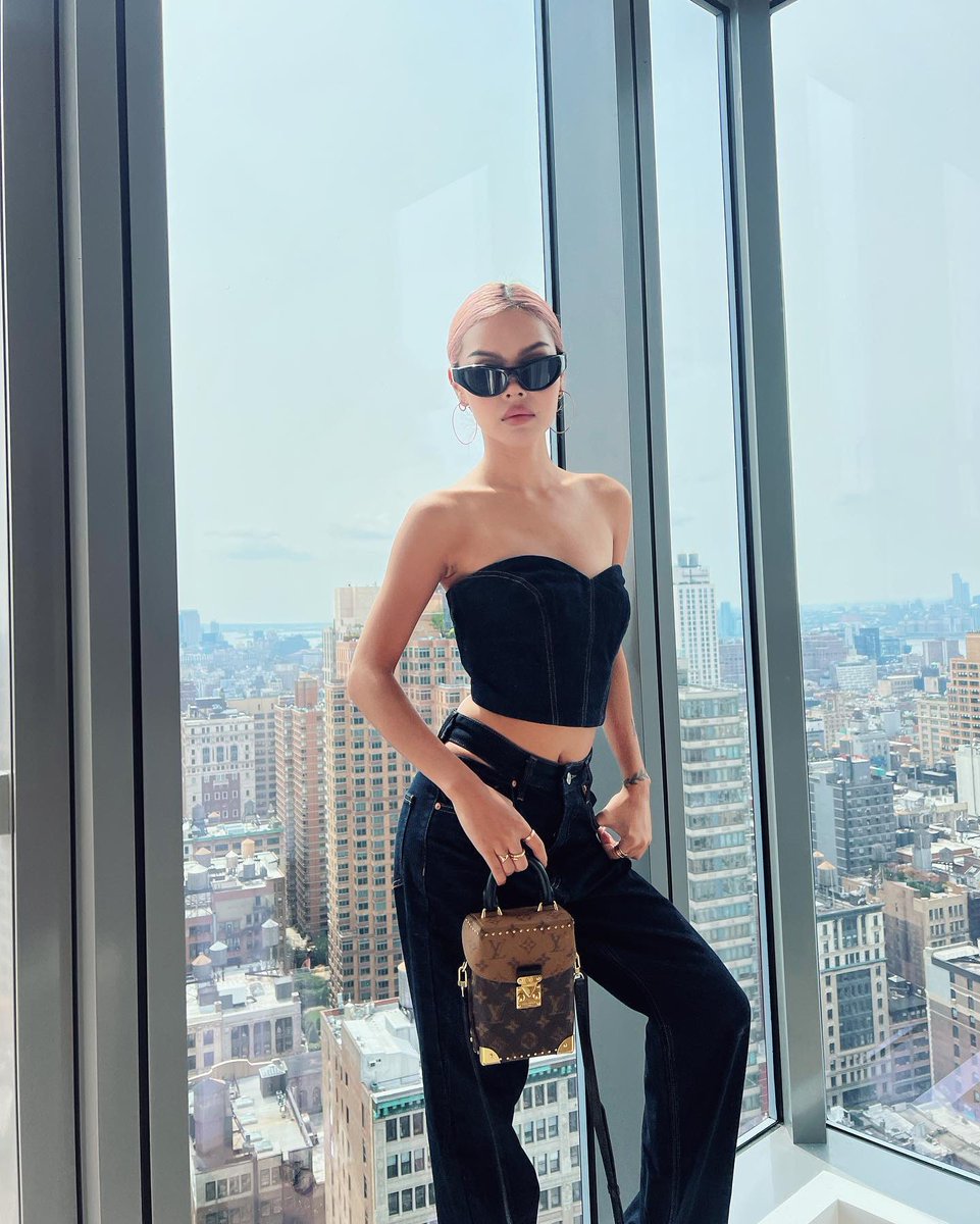 liIyhatesyou's tweet image. Empire state of mind @LouisVuitton #LVCameraBox #LouisVuitton