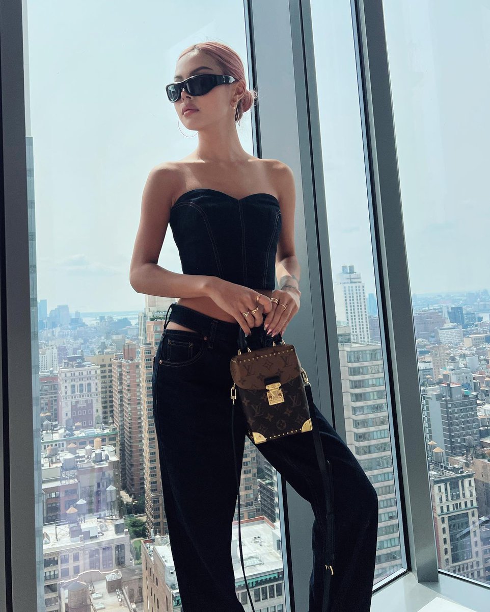 liIyhatesyou's tweet image. Empire state of mind @LouisVuitton #LVCameraBox #LouisVuitton