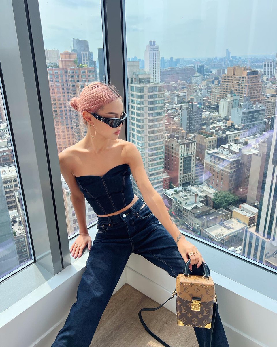 liIyhatesyou's tweet image. Empire state of mind @LouisVuitton #LVCameraBox #LouisVuitton